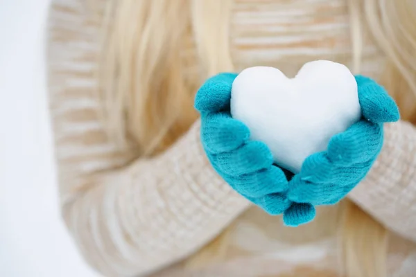 Χέρια Γάντια Κρατήσει Την Καρδιά Έξω Από Χιόνι — Φωτογραφία Αρχείου