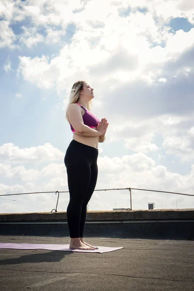 Mujer Joven Haciendo Yoga Techo Edificio — Foto de Stock