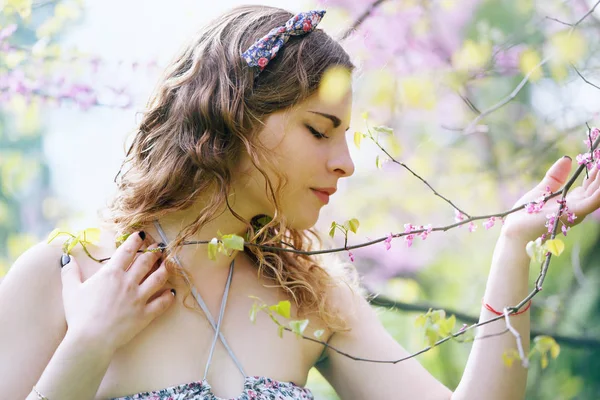 美丽的女人 在春天的花园下开花的树 — 图库照片