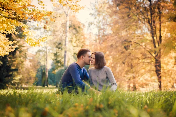 Junges Schönes Paar Sitzt Auf Der Wiese Herbstpark — Stockfoto