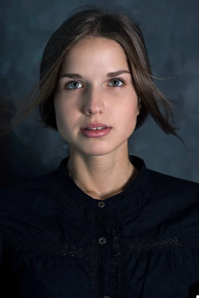 Hermosa Chica Vestido Vintage Con Una Expresión Emocional —  Fotos de Stock