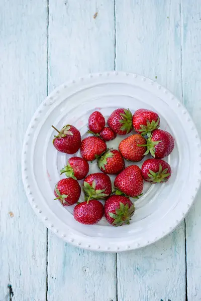 Fraises Dans Une Assiette Sur Fond Blanc — Photo