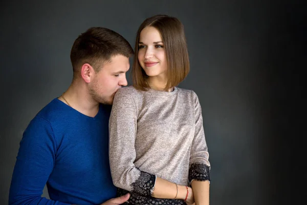 Portret Van Een Jonge Mooie Paar Een Donkere Achtergrond — Stockfoto