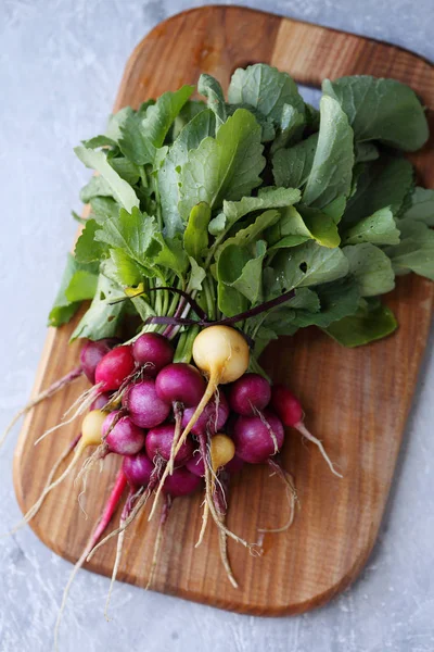 Bouquet Radis Violet Sur Une Planche Bois — Photo