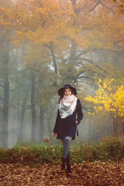 Ένα Όμορφο Κορίτσι Ένα Παλτό Και Καπέλο Περίπατος Στο Δάσος — Φωτογραφία Αρχείου