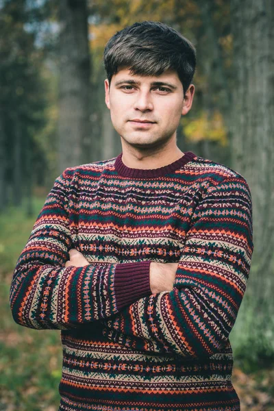 Bonito Jovem Camisola Malha Parque Outono — Fotografia de Stock