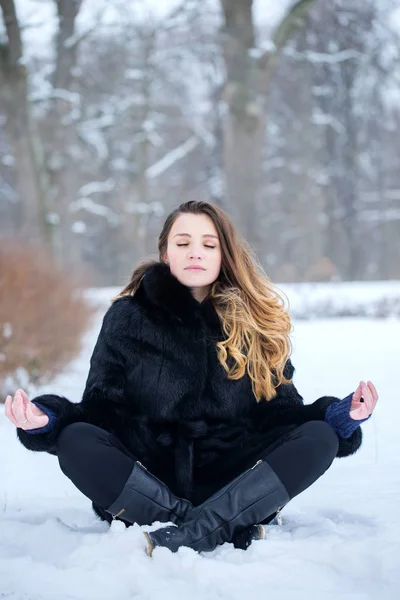 Giovane Donna Loto Posa Nella Neve — Foto Stock