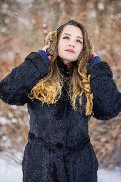 Hermosa Mujer Auriculares Piel Parque — Foto de Stock