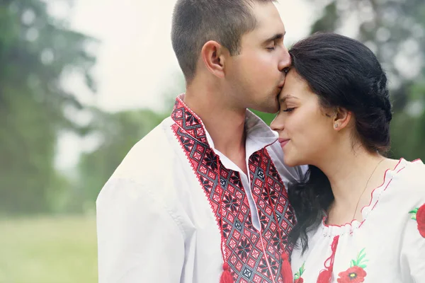 新郎和新娘在乌克兰风格的婚礼上 — 图库照片