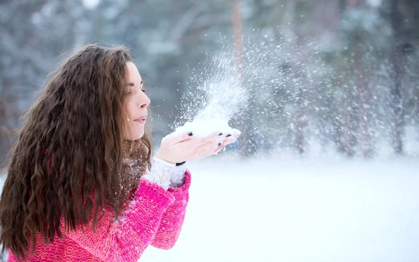 Jovem Bela Mulher Soprando Neve Nas Mãos — Fotografia de Stock