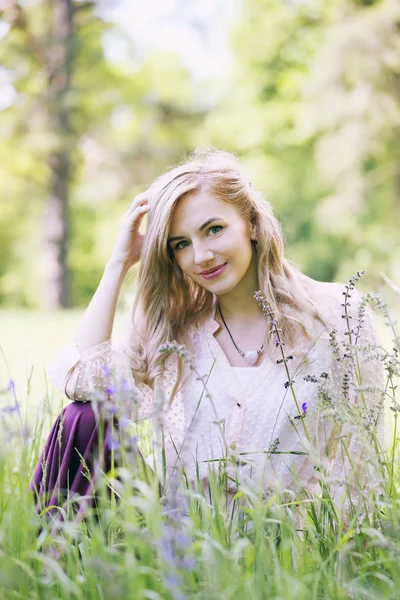 Young Beautiful Girl Sitting Grass — Stock Photo, Image