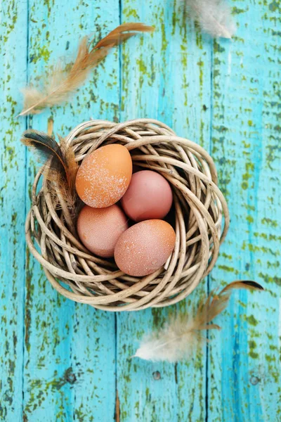 Ostereier Nest Auf Einem Hölzernen Hintergrund — Stockfoto