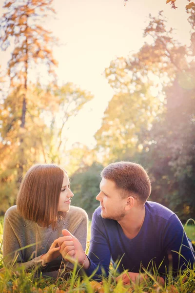 Joven Hermosa Pareja Está Acostada Prado Parque Otoño —  Fotos de Stock