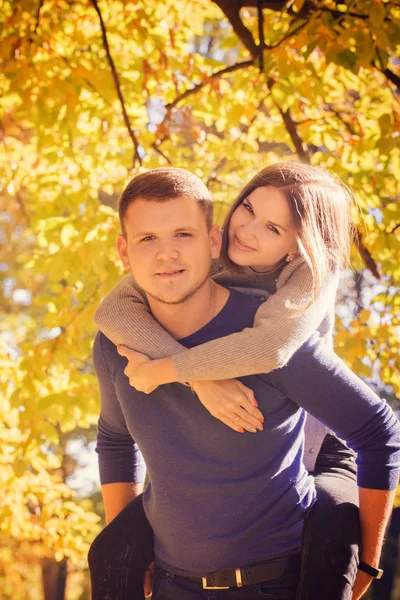 Jonge Mooie Paar Wandelen Herfst Park — Stockfoto