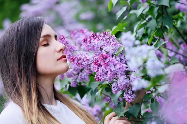 Mulher Bonita Jardim Primavera Com Lilases Florescendo — Fotografia de Stock