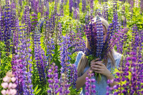 Vacker Blond Ung Kvinna Ett Fält Med Blommande Lupiner — Stockfoto