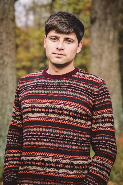 Bonito Jovem Camisola Malha Parque Outono — Fotografia de Stock