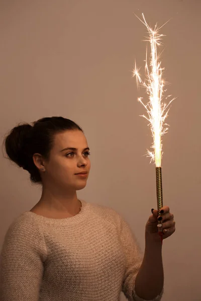 燃える花火を保持している若い美しい女性 — ストック写真