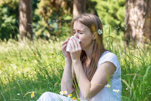 Mujer Prado Estornuda Concepto Una Alergia —  Fotos de Stock