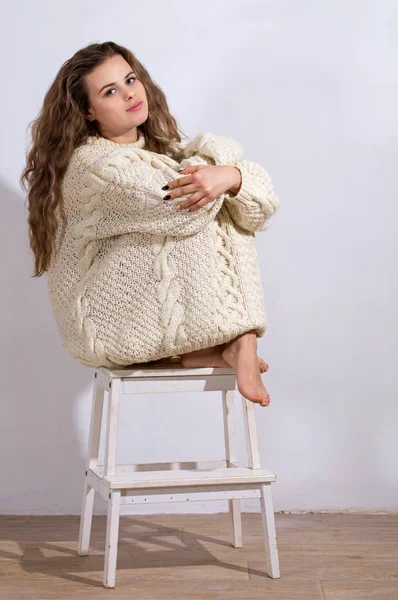 Mujer Triste Envuelta Suéter Punto —  Fotos de Stock