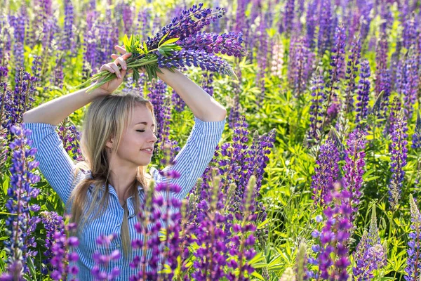 Vacker Blond Ung Kvinna Ett Fält Med Blommande Lupiner — Stockfoto