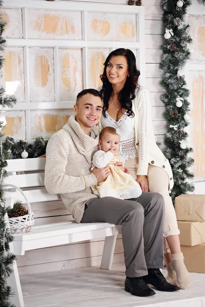 Gelukkige Familie Vader Moeder Dochter Veranda Met Kerstversiering — Stockfoto
