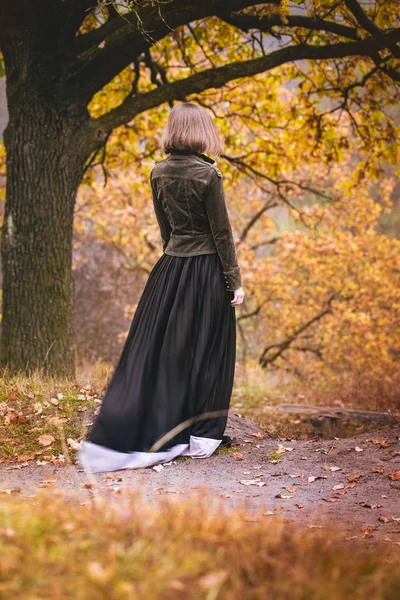 Γυναίκα Παλιά Ρούχα Περπάτημα Ομιχλώδης Καιρός — Φωτογραφία Αρχείου