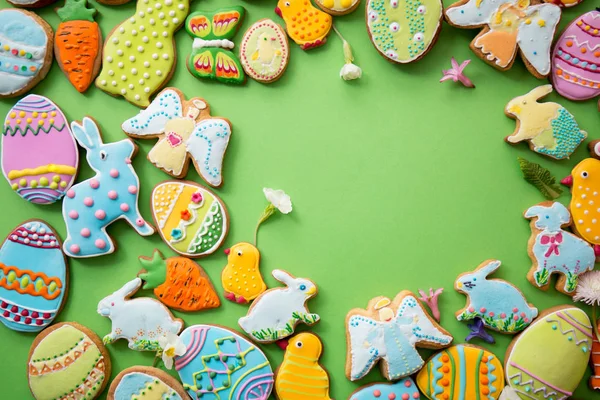 Osterlebkuchen Bunter Glasur Auf Grünem Hintergrund — Stockfoto