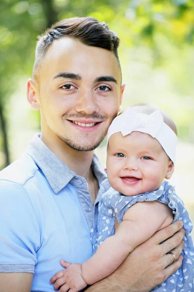 Jonge Blij Vader Houdt Dochter Haar Armen — Stockfoto