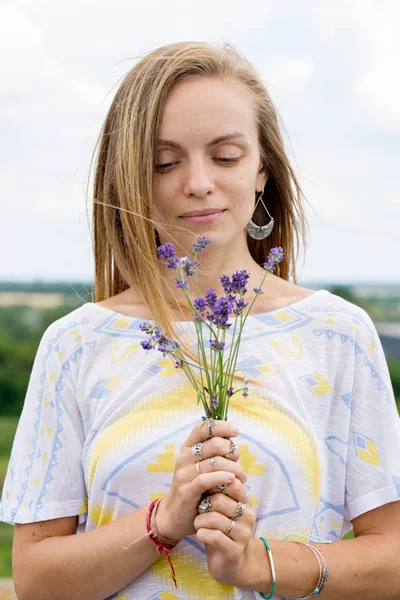 ラベンダーの花束を持つ若い女性 — ストック写真