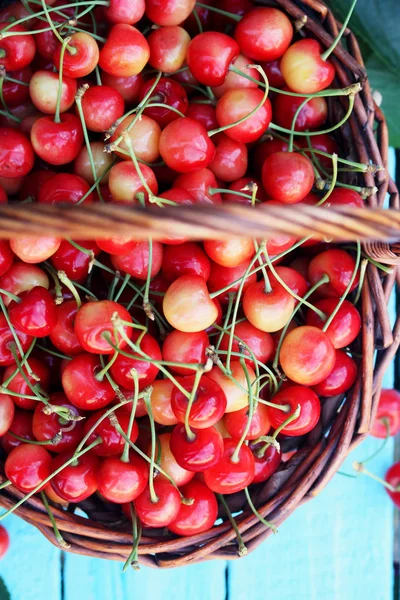 Cerejas Vermelhas Doces Uma Grande Cesta Vime — Fotografia de Stock