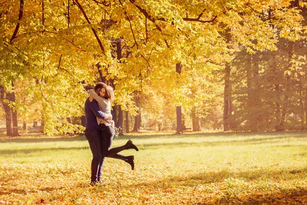 Joven Hermosa Pareja Caminando Parque Otoño —  Fotos de Stock