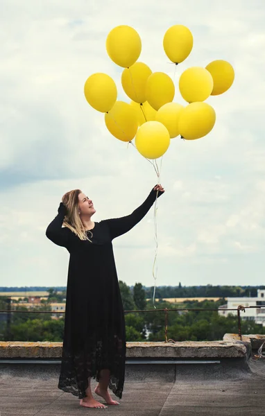 Jovem Mulher Alegre Com Balões Telhado — Fotografia de Stock