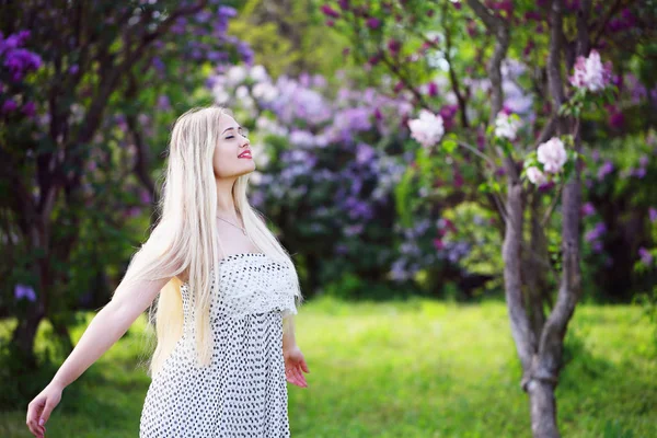 Schöne Frau Einem Frühlingsgarten Mit Blühenden Fliedern — Stockfoto