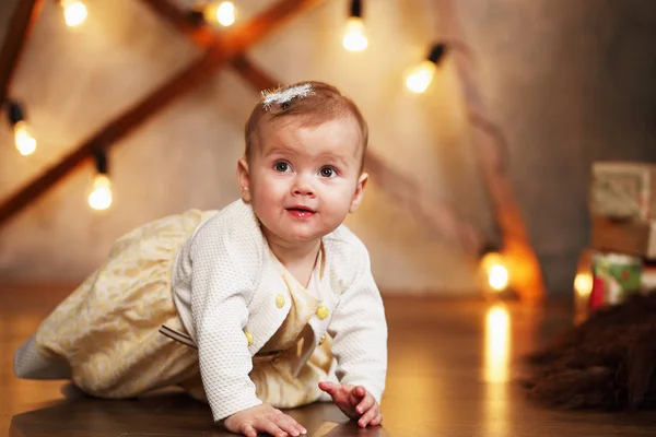 Küçük Kız Güzel Bir Elbise Eğlence Sürünür — Stok fotoğraf
