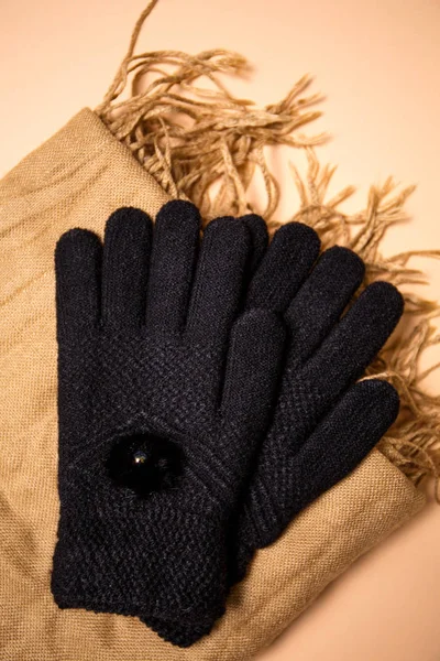 Handgestrickte Handschuhe Aus Schwarzer Wolle Von Oben — Stockfoto
