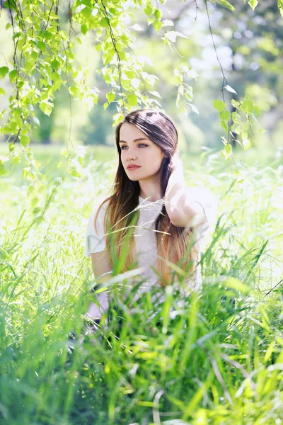 年轻美丽的微笑女子在户外的画像 — 图库照片