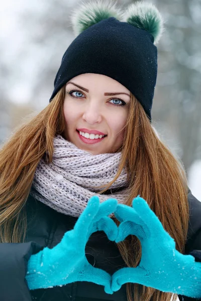 Donna Facendo Una Forma Cuore Con Mani Concetto San Valentino — Foto Stock