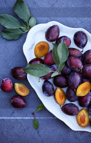 Prunes Fraîches Mûres Dans Plateau Sur Une Table Pierre — Photo