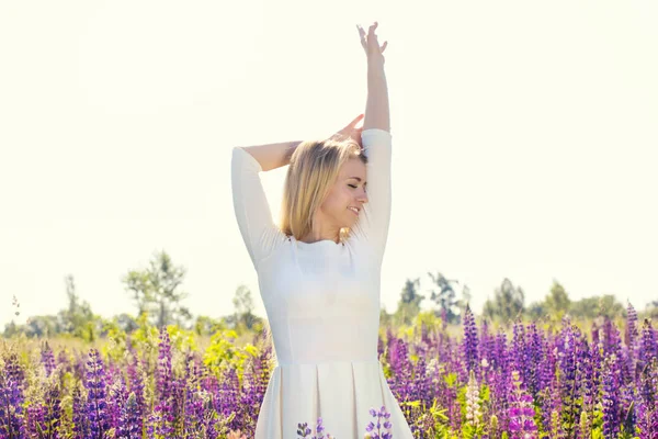 Schöne Blonde Junge Frau Einem Feld Mit Blühenden Lupinen — Stockfoto