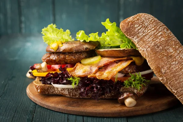 베이컨 버섯과 햄버거 — 스톡 사진