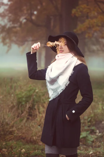 Vacker Flicka Kappa Och Hatt Promenader Hösten Skogen — Stockfoto