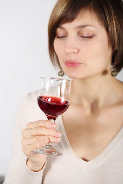 Mujer Joven Degustando Vino Rosa Primer Plano Vidrio —  Fotos de Stock