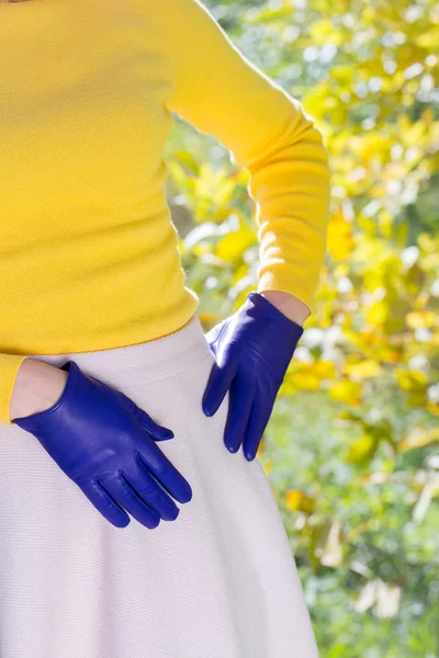 Frau Knallgelben Pullover Und Blauen Handschuhen — Stockfoto