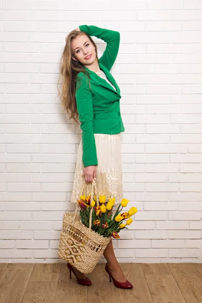 バスケットのチューリップの花束を持つ若い美しい女性 — ストック写真