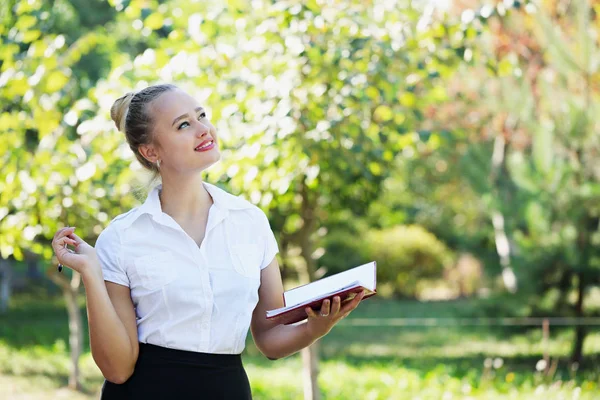 Mooi Jong Meisje Met Notitieblok Natuur — Stockfoto