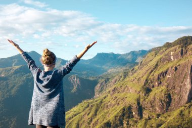 dawn, Sri Lanka ışınlarının dağda üstündeki kız Turizm