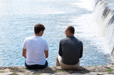 Nehir kenarında iki iyi arkadaş iletişim