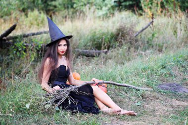 ormandaki bir süpürge ile güzel genç cadı