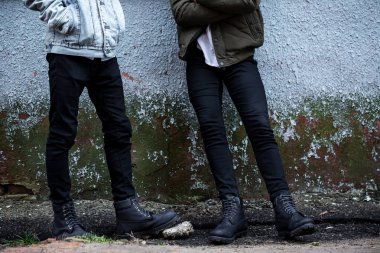 Bir çift yakın çekim ayakkabı erkek bacak